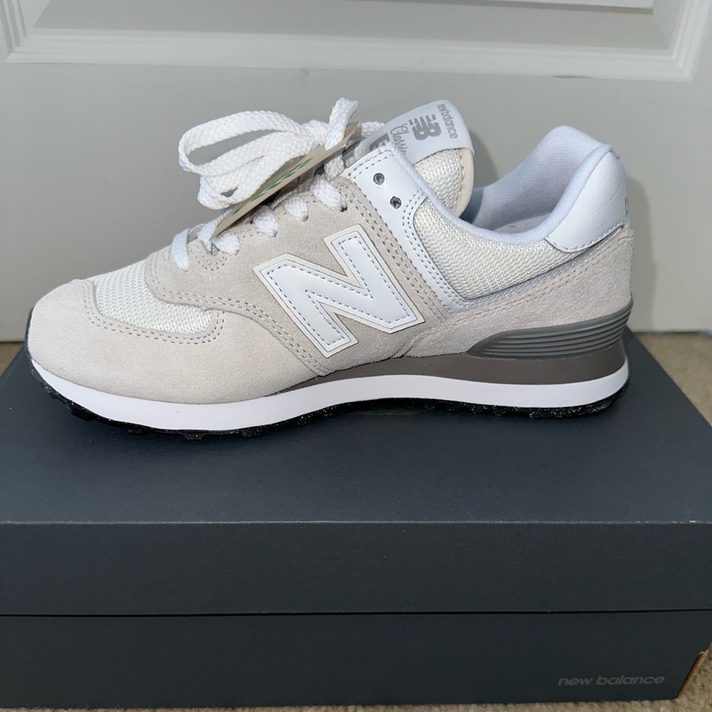 Beige/white new balance 574